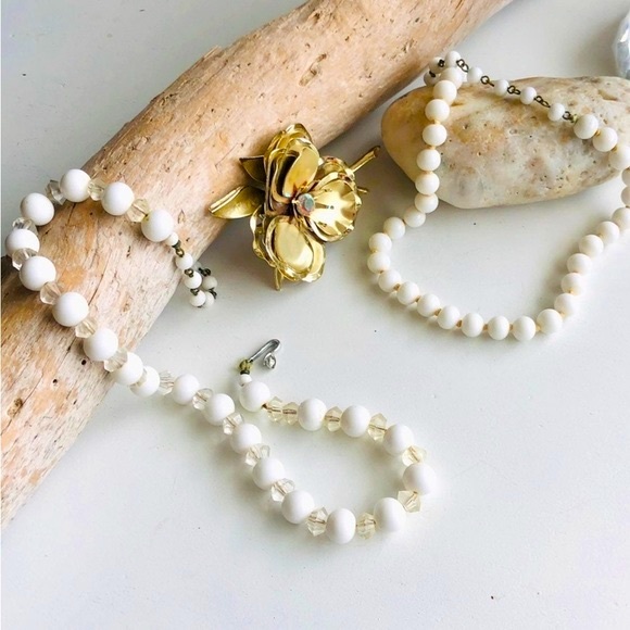 Vintage milkglass necklaces mod flower brooch - Picture 5 of 17